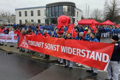Auch bei Volkswagen Automobile Chemnitz an der Kauffahrtei wird gestreikt.