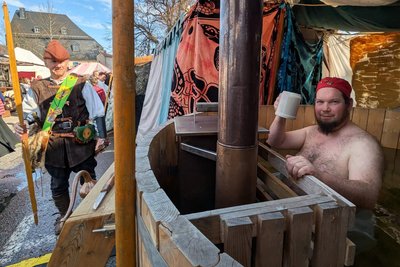Beim Heidenauer Bader Dan Hernig (r.) konnte jeder in 40 Grad warmes Wasser eintauchen.