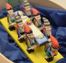 Szene aus dem Märchen "Schneewittchen und die sieben Zwerge".