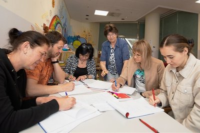Seit ein paar Wochen wird im Untergeschoss der Plauener Stadt-Galerie unterrichtet. In den Räumen des Begegnungs- und Informationszentrums treffen sich Natascha, Artem, Natalie, Rima Richter, Ina und Karina zweimal in der Woche. 