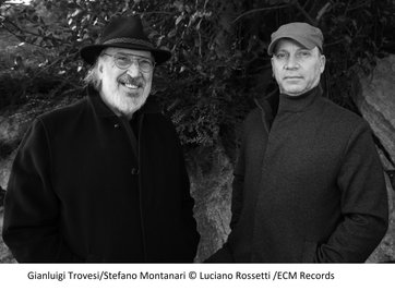 Jazz-Gigant Gianluigi Trovesi zusammen mit Musiker und Dirigent Stefano Montanari.