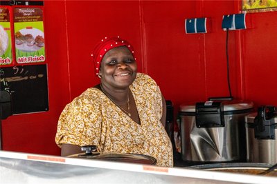 Amy Jajou stammt aus Gambia. Sie verkauft zum Stadtfest unter anderem Lamm oder Hühnchen am Spieß mit verschiedenen Soßen.