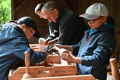 Steinmetz-Arbeiten gehörten schon in den Vorjahren zum Tag des Geotops. Im Handwerk üben könnten sich bei Jens Oehme auch junge Gäste.