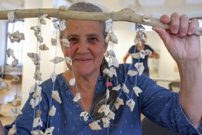 Die in Paris geborene Pascale Goldenberg hat die Muschelfunde ihrer Kindheit verarbeitet.