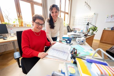 Schulleiterin Silke Schwerdt (rechts) und ihre Stellvertreterin Brit Leheis: Zu ihrem Schulalltag gehört nun für längere Zeit auch die nun beginnende Gebäudesanierung.
