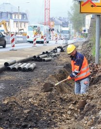 Parallel zum Brückenbau laufen Bauarbeiten - hier durch Tobias Langer - zum besseren Entwässern der Karlsbader Straße.