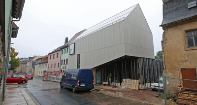 Noch wird am Karl-May-Haus-Depot in Hohenstein-Ernstthal gebaut. Der Termin für das geplante Bauende ist nicht zu halten. 