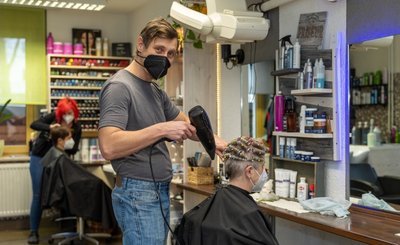 Die Großteil der Kundschaft in Jörg Tiepmars Rodewischer Friseursalon ist geimpft. Die Lockerung hin zu 3G macht dennoch vieles leichter, so der Friseurmeister. 