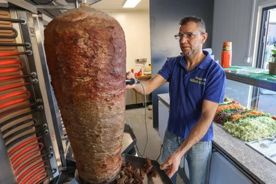 Tourkisch Balpetek in seinem neuen Dönerladen neben der Edeka-Filiale an der Weststraße.