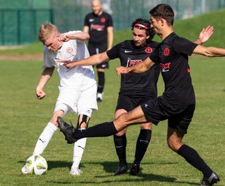 Cedric Graf (links) zieht ab, die Meeraner Eric Maschek (Mitte) und Philipp Schick kommen zu spät. Der Lößnitzer vergab zwar einen Elfmeter, setzte seinen Namen später aber doch noch auf die Torschützenliste.Foto: Markus Pfeifer