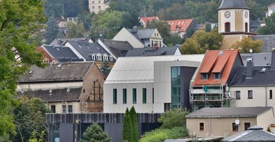 Blick auf die Rückseite des neuen Depots am Karl-May-Haus in Hohenstein-Ernstthal. Vor allem Form und Größe des Gebäudes liefern immer wieder Stoff für Debatten über Architektur. 