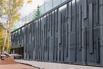 Seit die Montage der Parkhaus-Bauelemente abgeschlossen und die Erlaer Straße wieder durchgehend befahrbar ist, können Passanten die Fassadengestaltung aus der Nähe sehen. Im Haus läuft der Ausbau.