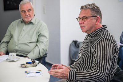 Danny Weber im Gespräch mit Wählern, links im Bild ist der Auer Bernd Steinhardt zu sehen.