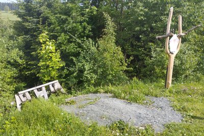 Vandalismus in Zwota: Wieder wurde die massive hölzerne Sitzgruppe den Hang hinunter geworfen.