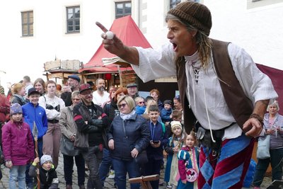 Fleapit brachte das Publikum nicht nur mit Tischtennisbällen zum Staunen und Lachen.