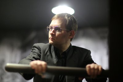 Schriftsteller Clemens Meyer schreibt auch Drehbücher. Gerade wird sein zweiter "Polizeiruf 110"-Krimi "Der Dicke liebt" in Halle gedreht.   