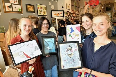 Ihre Arbeiten zeigen die Gymnasiastinnen Josephine Cramer, Emma Falkenhain, Else Holze, Margarete Erfurt.