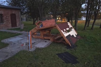 Die Sitzgruppe des Rastplatzes am Bahnwärterhäuschen in Geringswalde ist kaum noch als solche zu erkennen, nachdem Vandalen gewütet hatten.