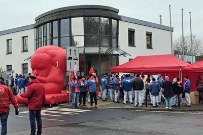 Das Thema des Streiks in Chemnitz ist "Erhalt der VW- Standorte mit Tarif".