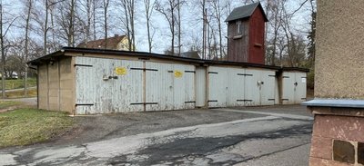 Vor den Garagen: Das Umfeld am Jahnsdorfer Rathaus in Leukersdorf ist hässlich und dringend sanierungsbedürftig. 