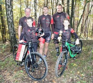 Ein Bild aus besseren Tagen: Christian Scholz, Sammy Schwentke, Daniel Poser (h. v. l.) trainierten lange die Kindergruppe des RSV Frankenberg. Kevin Poser und Janek Nowak (v. v. l.) fuhren viele Erfolge ein. 