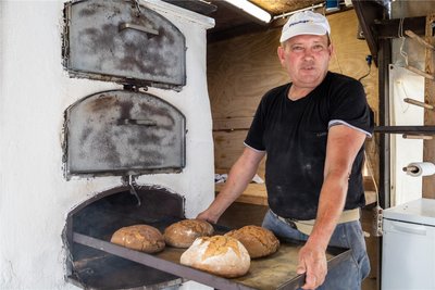 Kaum angekommen, und schon war der Ofen der Handbrotbäckerei von Wolfgang Möbius heiß. Bäcker Andreas Richelow holte die ersten Brote aus dem Ofen.