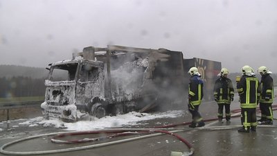 Der Lkw-Fahrer konnte sich nach ersten Erkenntnissen in Sicherheit bringen.