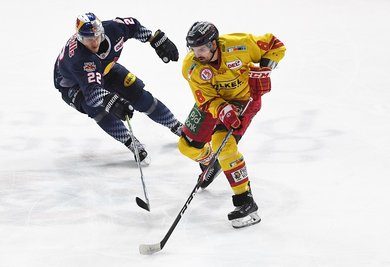 Marco Nowak (r.) streift in der Vorbereitungsphase das Trikot des Eishockey-Zweitligisten Eispiraten Crimmitschau über.