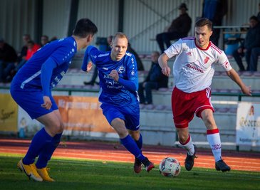 Clevere Gastgeber: Flöhas Paul Schreiter lässt sich hier von den Frankenberger Jannik Schenk (M.) und Uli Ludwig nicht stoppen. Am Ende setzte sich der TSV verdient mit 3:1 durch. 