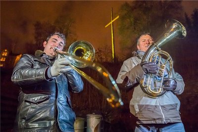 Johannes Düring (links) spielt in Schneeberg mit seinem Schwiegervater Olaf Martin Weihnachtslieder vor dem selbst gebauten Kreuz. 