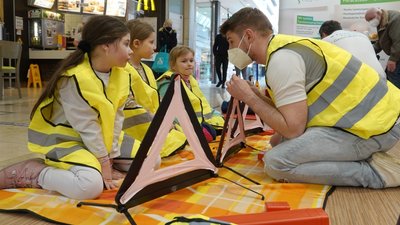 Torsten Schnapp erklärte Milla, Ida und Veronika (von links) vom Kindergarten "Alter Steinweg", wie man ein Warndreieck aufbaut. 