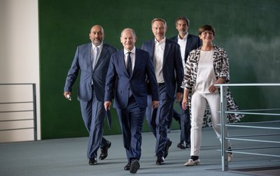 Bundeskanzler Olaf Scholz (SPD, 2.v.l.), kommt neben Omid Nouripour (l), Bundesvorsitzender von Bündnis 90/Die Grünen, Saskia Esken (r), Bundesvorsitzende der SPD, sowie Christian Lindner (M), FDP-Bundesvorsitzender und Bundesminister der Finanzen, gefolgt von Regierungssprecher Steffen Hebestreit (SPD) zur Pressekonferenz nach den Beratungen von SPD, Grünen und FDP im Koalitionsausschuss. Der Koalitionsausschuss des Ampelbündnisses hat ein neues Entlastungspaket für die Bürger beschlossen.