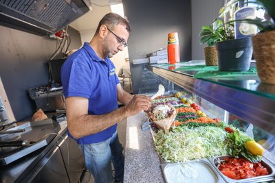 Kräuter, Knoblauch oder Kurkuma: Tourkisch Balpetek hat viele Soßen zur Auswahl.