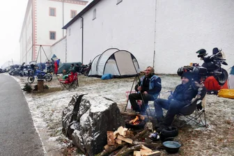 52. Augustusburger Wintertreffen hält für Biker diesmal auch einen warmen Ort bereit - Beim alljährlichen Wintertreffen auf Schloss Augustusburg trotzen hart gesottene Biker mit Zelten und Lagerfeuer der Kälte.