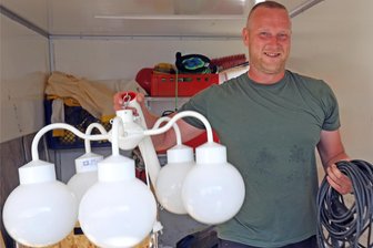 52. Bergfest in Sayda: Einwohner nehmen ihr Fest selbst in die Hand - Maik Hauke, Vorsitzender des Stadtvereins Sayda, sorgt im Festzelt für Licht.