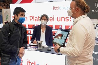 52 Firmen auf der Zwickauer Jobmesse - Student Baiel Nazarov (von links) hörte sich bei itdesign-Vertretern Carolin Nill und Hendrik Schuster um.