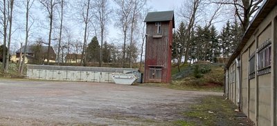 Hinter den Garagen: Der Anblick ist nicht besser - die Fläche wird bei Regen schlammig und voller Pfützen. 
