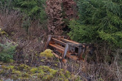 Im März 2020 hatten unbekannt Täter die Sitzgruppe schon einmal den Hang hinabgeworden.