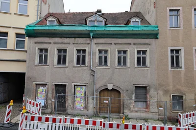 Die Stadt reißt mit der Dresdener Straße 36 eine in Privathand befindliche Immobilie ab.