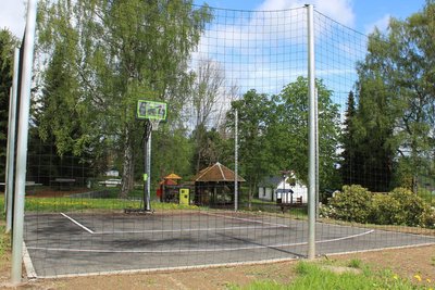 Der Spielplatz in Geyersdorf ist um ein Streetballfeld erweitert worden.