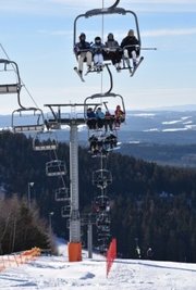 Der Sessellift der Skiwelt Schöneck ist an guten Tagen - wie hier im Januar 2019 - stets gut besetzt. Derzeit gilt deshalb ein Betriebsverbot.