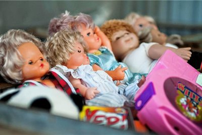 Auch Puppen stehen bei den Besuchern des Kinderflohmarktes hoch im Kurs. 