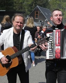 Georg-Stefan Seidl (links) und Thomas Mader sorgen als Aaflug für gute Stimmung zum Frühschoppen.