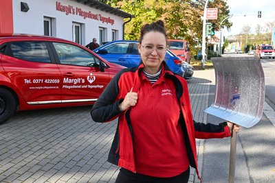 Tina Winkler von Margits Pflegedienst in Chemnitz-Glösa. Ihre Mitarbeiterinnen und Mitarbeiter müssen bei Wind und Wetter raus. Ohne Winterdienst kämen sie kaum zu den zu Pflegenden.