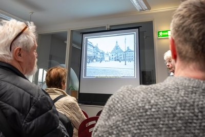 In einer Bilderschleife wurden historische Stadtansichten gezeigt, die als Glasplattennegative vorliegen und hochauflösend digitalisiert wurden.