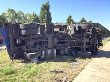 Nach einer Kollision auf A 4 bei Chemnitz kippte ein Lkw auf die Seite; dessen Fahrer wurde leicht verletzt.