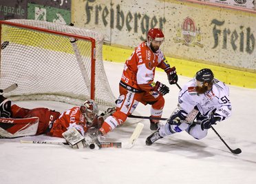 Thomas Pielmeier (Dresden) am Tor der Eispiraten gegen Brett Kilar und Carl Hudson.