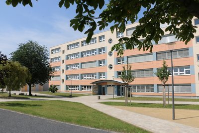 Rund um die Schule in Pausa ist alle neu angelegt.