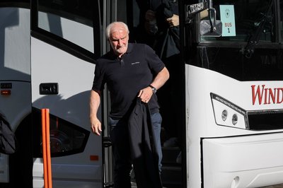 Rudi Völler verlässt den Mannschaftsbus der DFB-Elf in Chicago. 