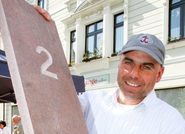Steinmetz Lutz Markert kümmerte sich beim Zunft- und Handelsmarkt voreinem Jahr um die Randplatten für das Schachbrett.